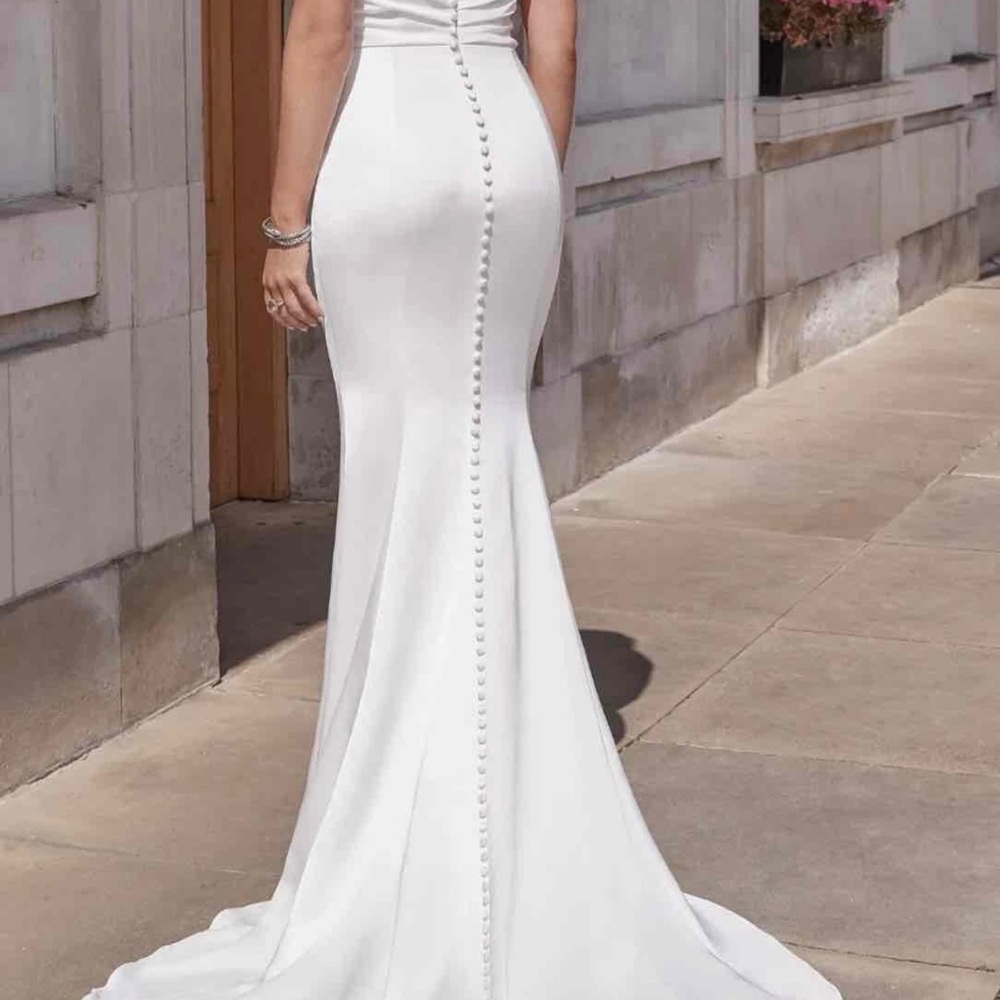 Sophisticated Ivory Bridal Dress - Picture 3 of 4